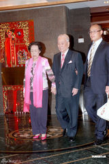 高清图：李嘉欣小腹微凸孕相终曝光 全家人和睦聚餐