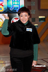 幻灯图集：郑裕玲化身骑士主持 杨思琦桃红外套抢眼