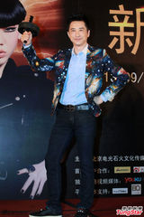 组图：庾澄庆花西装亮相北京 不改顽童本色