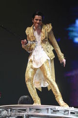 组图：萧敬腾唱《black or white》 向杰克逊致敬