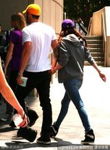 组图：准辣妈梅根-福克斯上围激增 穿平底鞋看球赛