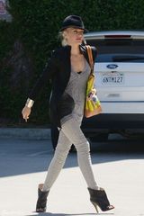 组图：酷妈格温-斯蒂芬妮型爆装扮带两子出行