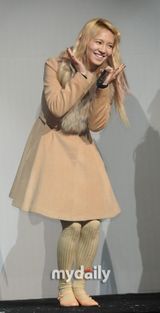 组图：少女时代宣传新专辑 五彩装俏丽清新