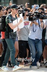 组图：SJ金希澈退役获表彰 表情开心抛飞吻