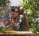 组图：阿尔芭与助理街边用餐 贴心为同事打包