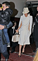 幻灯图集：维多利亚一身白衣 带两儿子看音乐剧