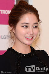 组图：韩星李珉廷出席粉丝签名会典雅高贵