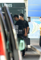 组图：吉克隽逸与富二代男友返京被误为黑妞