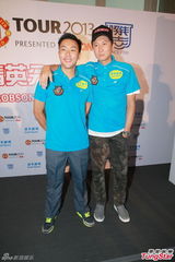 组图：白赖仁笠臣亮相 洪天明欲培养儿子踢球