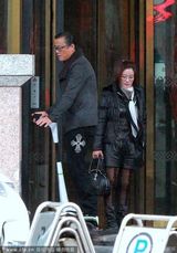 组图：周立波录节目富豪太太监场 乘豪车排场大