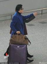 组图：邓超孙俪现身机场十指紧扣碎婚变传闻