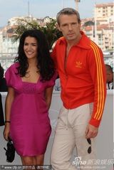 幻灯图集：《人与神》记者会 导演主演断背吻