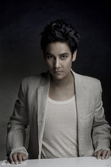 组图：丁子峻写真造型百变 魅惑吸血鬼引暗黑风