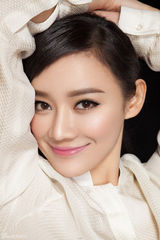 组图：袁姗姗白衣妆容写真 纯美风格清雅靓丽