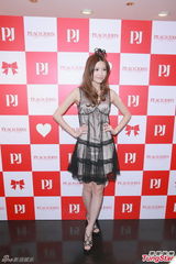 组图：嫩模穿内衣比拼 “小山丘”不敌爆乳