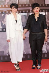 组图：林二汶与友人“黑白配”亮相金像奖红毯