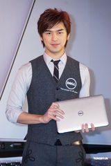 组图：陈柏霖视频聊天维系感情 工作中过白色情人节