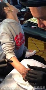 组图：蕾哈娜手背纹满刺青 疼痛难忍手部红肿