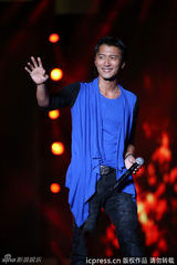 组图：中秋蔡依林献唱露胸光 谢霆锋拒谈王菲