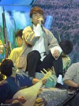 高清组图：沙宝亮梦回红色年代 唱红歌忆经典