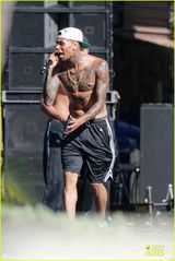 组图：坏小子布朗激情献唱 裸上身秀腹肌纹身