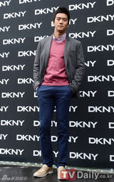 组图：少时Tiffany亮相时装展 宋茜高叉裙性感