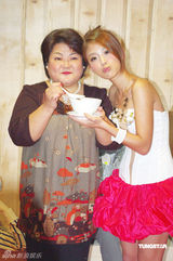 幻灯：卓文萱个唱造型曝光 秀香肩化身摇滚女战士