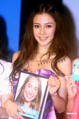 组图：黄晓明女友化身性感女神 长裙显窈窕身姿