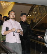 组图：吴奇隆捞金恋爱靠边站 专人护驾大牌范足