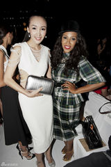 组图：阿筎那镂空裙露蛮腰 与吴莫愁亲密合影