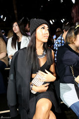 组图：吉克隽逸简约黑装亮相纽约时装周