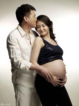 组图：刘小锋牵手大肚爱妻首亮相 温馨写真秀父爱