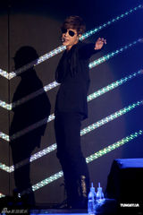 组图：金贤重开唱露胸耍性感 与gaga撞期仍火爆