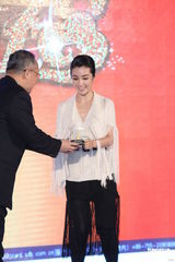 组图：李冰冰优雅亮相防走光 获赠金饰不停把玩