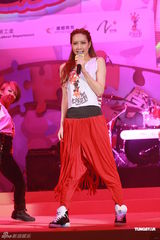 组图：李克勤郑欣宜开唱 鼓励年青人追梦