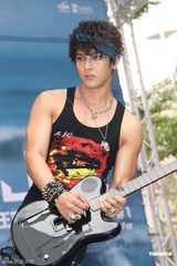 组图：汪东城摇滚风会歌迷 否认与炎亚纶有心结