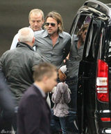 组图：布莱德-皮特夫妇出行 朱莉披肩式外套拉风