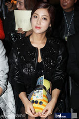 组图：张娜拉郑柔美等出席首尔时装周李向锋展