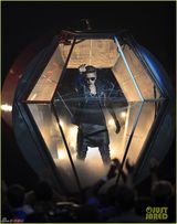 组图：比伯黑超酷帅秀纹身 密室演唱具未来感