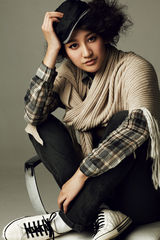 组图：曾泳醍秋装写真 蜜罐女孩打造别样时尚