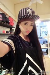 组图：孙敬媛中秋密游香港 鸭舌休闲装嘟嘴卖萌