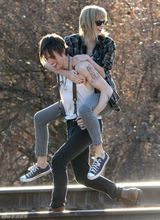 组图：泰勒MV与男模亲昵搂抱 金鸡独立露奶罩