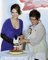 组图：应采儿产后首亮相秀好身材 谈育儿当严母