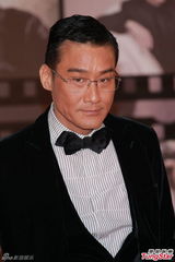 组图：梁家辉亮相金像奖红毯 举手致意