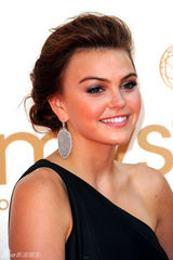 组图：艾美奖红毯 艾米-缇加登单肩黑色长裙