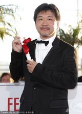 组图：戛纳电影节闭幕 影人后台欢庆获奖