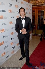 组图：《第三个人》首映 库妮斯深V惹火秀半球