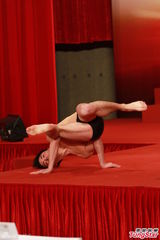 高清图：2012亚洲先生首次面试 泳裤示人奇招尽出