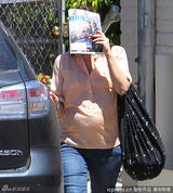 组图：德鲁-巴里摩尔挺大肚躲狗仔 竖中指发泄不满