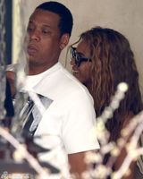 组图：碧昂斯一家现身巴黎 老公与爱女穿亲子装